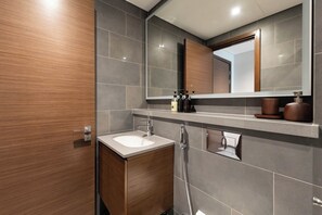 Appartement Deluxe | Salle de bain | Douche, serviettes fournies, savon, shampoing