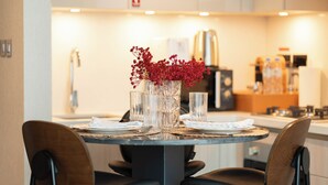Deluxe Apartment | Dining - Luxury 1BR High-Floor Retreat (Dubai)