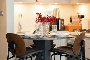 Deluxe Apartment | Dining - Luxury 1BR High-Floor Retreat (Dubai)