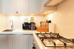 Deluxe Apartment | Private kitchen | Full-size fridge, microwave, oven, stovetop - Luxury 1BR High-Floor Retreat (Dubai)
