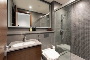 Deluxe Apartment | Bathroom - Luxury 1BR High-Floor Retreat (Dubai)