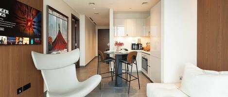 Apartemen Deluks | Area keluarga | Televisi LED 54-cm dengan saluran TV kabel