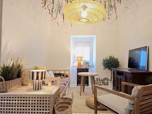 TV, fireplace - Floral Warm Springs – Alentejo House (Corval)