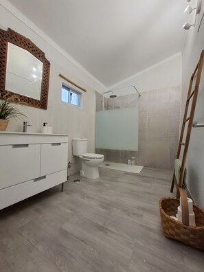 Suihku, hiustenkuivaaja, pyyhkeet