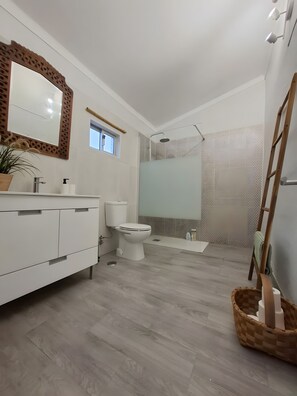 Shower, hair dryer, towels - Floral Warm Springs – Alentejo House (Corval)