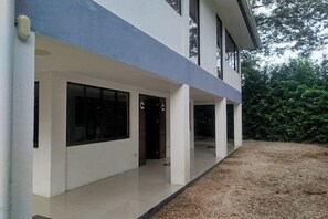 Exterior detail - La Casa Minas: A haven of peace near the paradisiacal beaches of Matapalo. (Angeles)