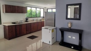 Private kitchen - La Casa Minas: A haven of peace near the paradisiacal beaches of Matapalo. (Angeles)