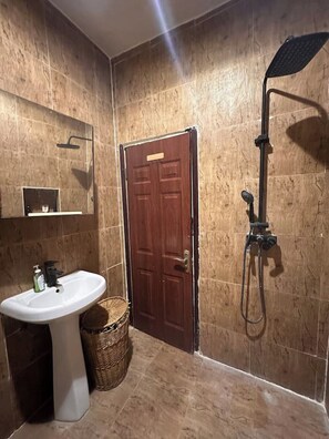 Sèche-cheveux, serviettes fournies, papier toilette