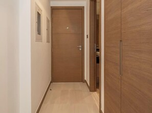 House - Elegant High Floor 2BR Furnished Urban Oasis (Dubai)