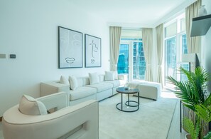 House - Elegant High Floor 2BR Furnished Urban Oasis (Dubai)