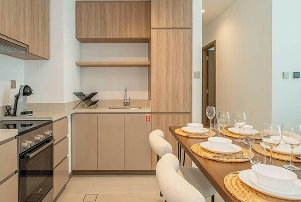 House - Elegant High Floor 2BR Furnished Urban Oasis (Dubai)