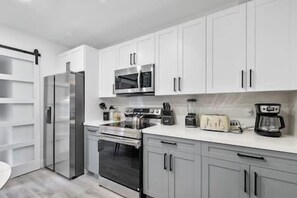 Micro-ondes, four, plaque de cuisson, lave-vaisselle