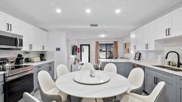 Microondas, horno, parrilla de estufa y lavavajillas