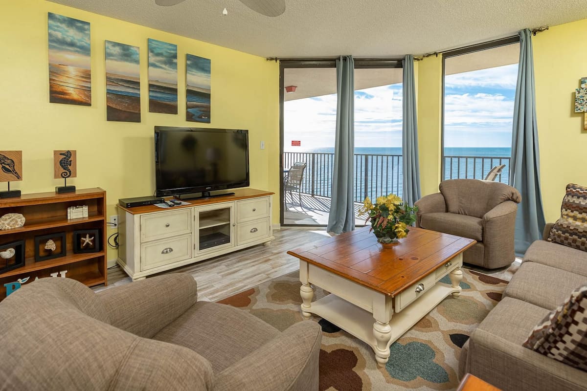 Condo, 2 Bedrooms | Living area