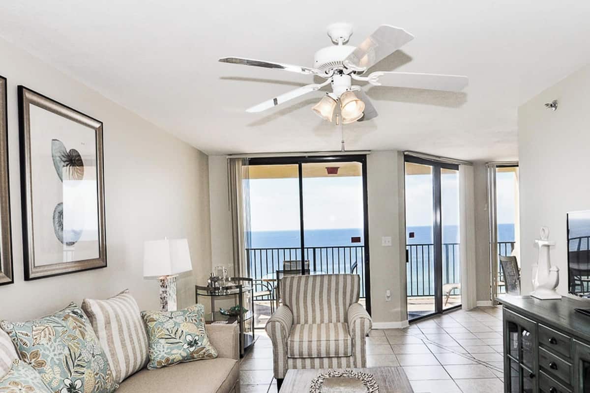 Condo, 1 Bedroom | Living area