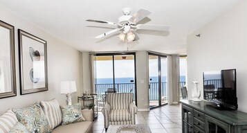 Condo, 1 Bedroom | Living area