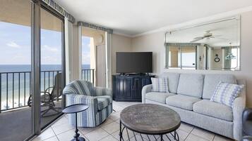 Condo, 3 Bedrooms | Living area