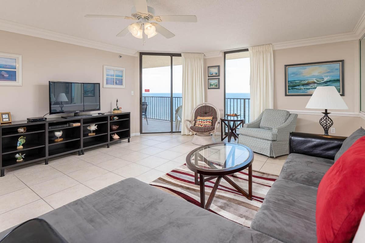 Condo, 3 Bedrooms | Living area