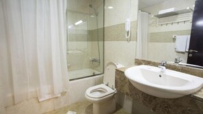 Combined shower/bathtub, towels, toilet paper - The Flex Partition Room in Al Barsha 1 (Dubai)