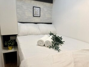 Escritorio y espacio para trabajar con laptop 