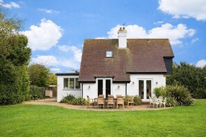 Exterior - Spacious Coastal Family Home, Sleeps 8 (Bognor Regis)