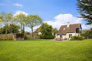 Exterior - Spacious Coastal Family Home, Sleeps 8 (Bognor Regis)