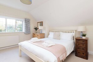 4 bedrooms, iron/ironing board, travel crib, WiFi - Spacious Coastal Family Home, Sleeps 8 (Bognor Regis)