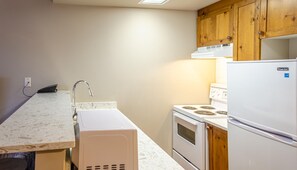 Private kitchen - Cahilty #152 Hotel Room (Sun Peaks)