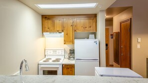 Private kitchen - Cahilty #152 Hotel Room (Sun Peaks)