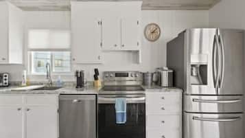 Villa, 3 habitaciones | Cocina privada | Refrigerador, horno y cafetera y tetera