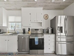 Private kitchen - Shell Shack- 3bed 2 Bath Home 3 Bedroom Villa (Carolina Beach)