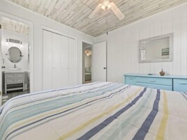 3 habitaciones y tabla de planchar con plancha