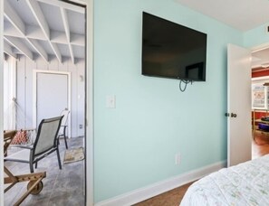 1 habitación y tabla de planchar con plancha 