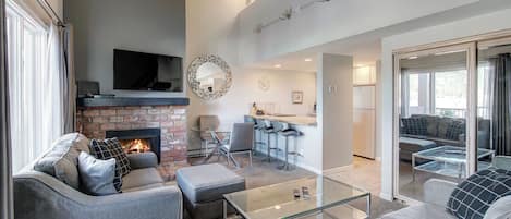 Televisión y chimenea