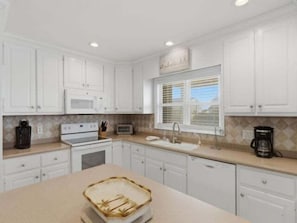 Villa, 5 Bedrooms | Private kitchen
