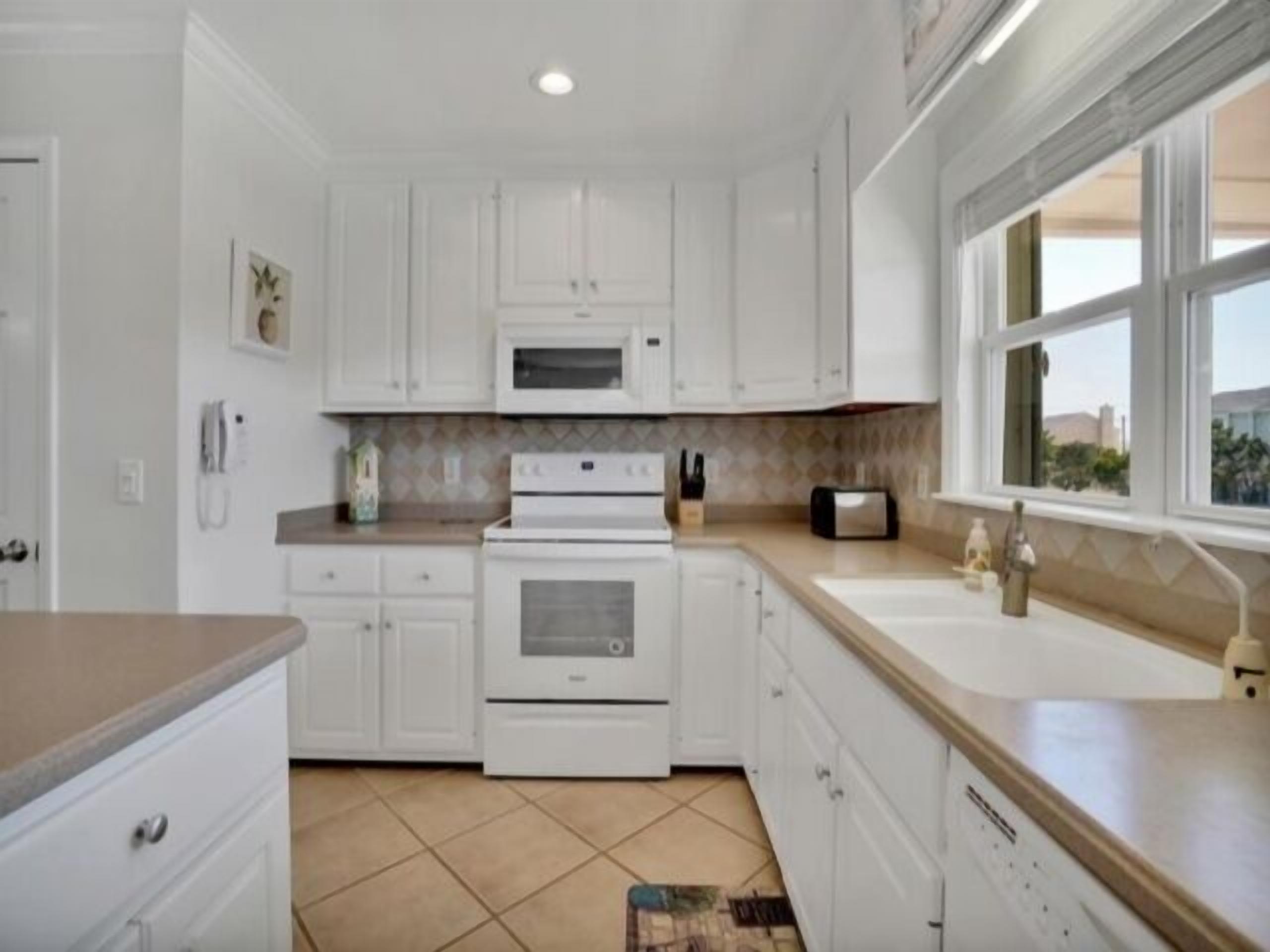 Villa, 5 Bedrooms | Private kitchen | Fridge, oven, coffee/tea maker