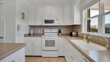 Villa, 5 Bedrooms | Private kitchen | Fridge, oven, coffee/tea maker