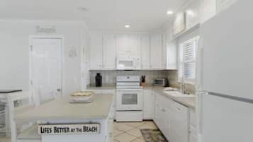 Villa, 5 chambres | Cuisine privée | Réfrigérateur, un four, cafetière-théière