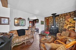 Cabane, 5 chambres | Coin séjour | TV connectée, services de streaming