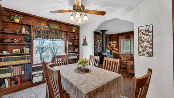 Cabin, 5 Bedrooms | Dining