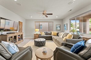 Living area - Paradise Views #93 6 Bedroom Home (Santa Clara)