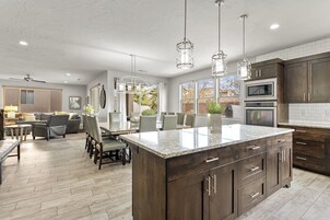 Refrigerador, horno, cafetera/tetera, tostadora