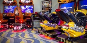 Racegames met racezitjes en een kleurrijk tapijt.