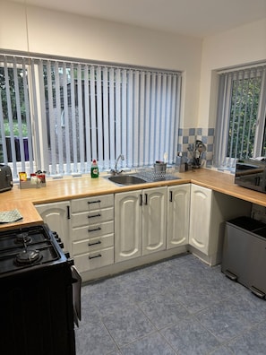 Fridge, microwave, oven, stovetop - Cozee 2-bed nr New Cross Hospital (Wolverhampton)
