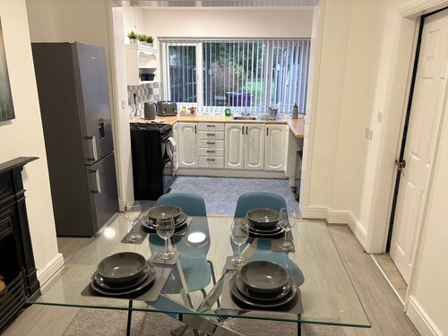 Cozee 2-bed nr New Cross Hospital