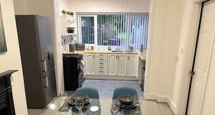 Cozee 2-bed nr New Cross Hospital