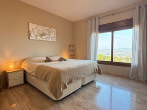 4 slaapkamers, een strijkplank/strijkijzer, gratis wifi, beddengoed