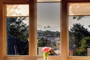 Interior - Pacific Vista - Ocean Views! (Cannon Beach)
