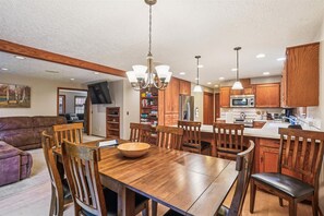 Dining - Spruce Street Retreat - New Pet Friendly Listing! (Cannon Beach)