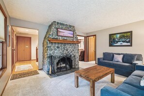 Smart TV, fireplace, books, offices - Spruce Street Retreat - New Pet Friendly Listing! (Cannon Beach)